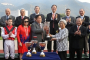 Dr Y C Chow, Chairman of Chevalier International Holdings Limited, accompanied by his wife, presents the Chevalier Cup trophy to Multivictory��s owner Ronald Cheung Joo Cheong.