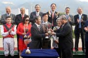 其士國際集團有限公司副主席兼董事總經理郭海生頒發獎盃予「萬事勇」的練馬師告東尼。