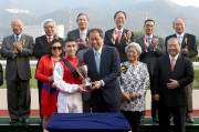 其士國際集團有限公司副董事總經理譚國榮頒發獎盃予「萬事勇」的騎師吳嘉晉。