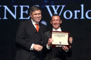 LONGINES副總裁暨國際市場總監Juan-Carlos Capelli (左) 致送浪琴表腕表予浪琴表全球最佳騎師得主戴圖理。