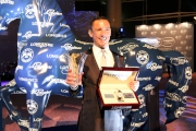 戴圖理於浪琴表全球最佳騎師頒獎禮後手持獎座及浪琴表腕表留影。