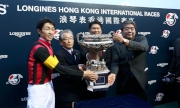 （左起）浪琴表香港盃勝出馬匹「榮進之光」的騎師武豊、練馬師?口正則與馬主Eishindo Co Ltd的代表賽後與傳媒分享勝利喜悅。