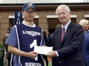 Mr Louis Romanet, Chairman of the International Federation of Horseracing Authorities, presents a prize of HK$5,000 to the groom responsible for Designs On Rome, the Best Turned Out Horse in the LONGINES Hong Kong Cup.