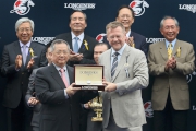 圖12, 13, 14<br>
斯沃琪集團（香港）董事總經理盧克勤（右）致送紀念品予「幸福指數」的馬主代表、練馬師告東尼及騎師莫雷拉。
