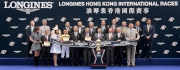 All smile to cameras at the LONGINES Hong Kong Sprint trophy presentation ceremony.