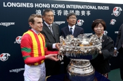 浪琴表香港一哩錦標勝出馬匹「滿樂時」的騎師莫雅、練馬師堀宣行，以及馬主吉田和美與傳媒分享勝利喜悅。