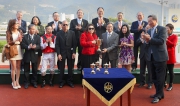 華商會所主席羅威文伉儷頒發冠軍獎盃予華商會挑戰盃頭馬「萬事勇」馬主張祖昌的代表。