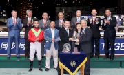 馬會董事、行政總裁應家柏與「火紅人」的馬主、練馬師及騎師在一月盃頒獎儀式上合照。