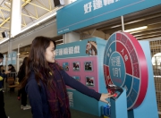 Photo  10, 11<br />
  Racegoers play “Lucky  Wheels” and take photos with mascot to boost good  fortune in the New Year.