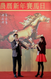 圖3、4<br>
當紅藝人鄭少秋在記者會上表示非常期待於「農曆新年賽馬日」開幕匯演獻唱賀新歲。
