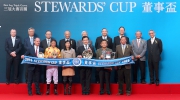 Club Chairman Dr Simon Ip (front row, 1st from right), Club Stewards, CEO Winfried Engelbrecht-Bresges (back row, 1st from left) and connections of Giant Treasure smile for cameras at the ceremony.
