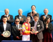 花旗集團香港及澳門區行長盧韋柏（右）致送紀念品予頭馬「威爾頓」的騎師貝湯美。