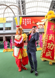 Photos 8, 9<br>
Movie Star Aaron Kwok makes an appearance and gives out lai see and movie tickets to racegoers.
