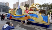 香港賽馬會以「躍馬同心賀新春」為主題的花車在沙田馬場公眾席入口展出，供入場人士拍照留念。