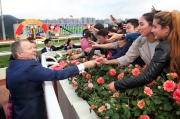 Photo 9, 10<br>
Mr Winfried Engelbrecht-Bresges, CEO of the HKJC, gives out lai see to racegoers
