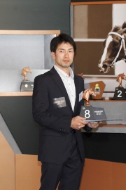 日本參賽馬匹「里見皇冠」的副練馬師Tomohiro Takahashi為該駒抽得第8檔。