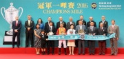 中國香港體育協會暨奧林匹克委員會會長霍震霆先生（前排右二）、香港賽馬會主席葉錫安博士（前排右一）及一眾馬會董事、行政總裁應家柏（後排左一）與「滿樂時」的馬主、練馬師及騎師，在冠軍一哩賽頒獎禮上合照。