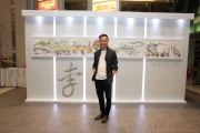 圖14、15
著名漫畫家李志清（圖14）以其生花妙筆，將香港市民參與賽馬活動的情景活現紙上，創作成全長13.5呎的《馬季開鑼畫卷》，於開鑼日在沙田馬場展出。
