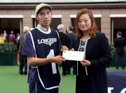 Before the race, Karen Au Yeung (right), Vice President of LONGINES HK, presents a HK$2,000 prize to the Stables Assistant responsible for Designs On Rome, the best turned out horse in the LONGINES Jockey Club Cup.