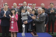 中銀國際控股有限公司副董事長林廣兆致送紀念品予「美麗大師」的馬主代表。