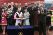 Wendy Tsang Kam Yin, Managing Director, Head of Private Banking of Bank of China (Hong Kong), presents a crystal trophy to jockey Zac Purton.