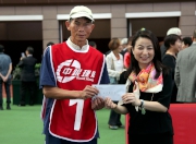 Before the race, Mary Lo Wai Man, Deputy General Manager, Personal Banking and Wealth Management Department, Bank of China (Hong Kong) Limited, presents a prize of HK$2,000 at the parade ring to the stables assistant responsible for Peniaphobia, the best turned out horse in the BOCHK Wealth Management Jockey Club Sprint.