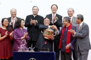 圖五、六、七<br>
香港特別行政區財政司司長陳茂波（前排右二）於賀年盃頒獎禮上，將冠軍獎盃及元寶頒予「無敵飛龍」的馬主洪祖杭、練馬師約翰摩亞及騎師祈普敦。