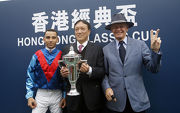 (左起) 香港經典盃勝出馬匹「佳龍駒」的騎師莫雷拉、馬主洪祖杭及練馬師約翰摩亞賽後與傳媒分享勝利喜悅。