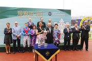 圖5, 6, 7: 香港賽馬會董事周松崗爵士於頒獎禮上頒發港澳盃及冠軍銀碟予頭馬「無敵飛龍」的馬主代表、練馬師約翰摩亞及騎師祈普敦。