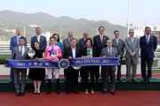 All smile for a group photo at the Sha Tin Vase presentation ceremony.