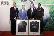 Together with Manchester United Group Managing Director Richard Arnold (1st left), MU football legend Louis Saha (1st right) gives a framed shirt to the Cluba?s Chief Executive Officer Winfried Engelbrecht-Bresges (2nd left) and the HKFA Chief Executive Officer Mark Sutcliffe (2nd right) as a memento.