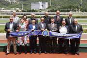 Club Deputy Chairman Anthony Chow (back row, 1st from right), Club Stewards and connections of Horse Of Fortune smile for the cameras at the presentation ceremony.
